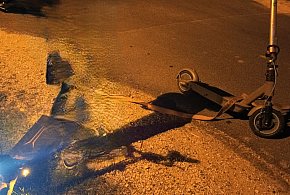 Jeden holował drugiego. Nastolatkowie na hulajnogach naruszyli sporo przepisów-43147