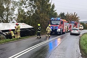 Ślisko! Ciężarówka w rowie-43756