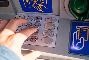 Z kont znikały pieniądze. Policja i bank badają ogólnopolski incydent-44264