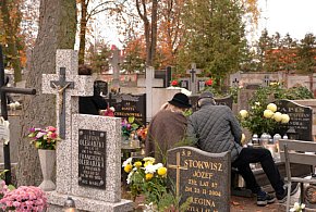 Savoir-vivre na 1 listopada. Jak się zachować podczas wizyty na cmentarzu?-44430