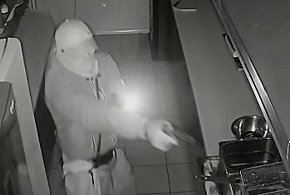 Łomem i siekierą wyłamywali drzwi, wyważali okna. Nie zauważyli kamery...-44420