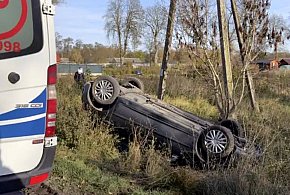 Wypadł z drogi i dachował-44471