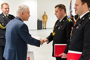 Starosta uhonorował dwóch strażaków, którzy rzucili się na pomoc ofiarom wypadku-44696
