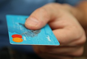Fiskus skontroluje płatności kartą Polaków? Resort zabiera głos-44951
