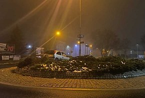 Nie opanował auta i „zaparkował” na nasypie ronda-45240