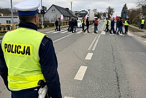 W Kosztowie rolnicy blokują drogę-45522