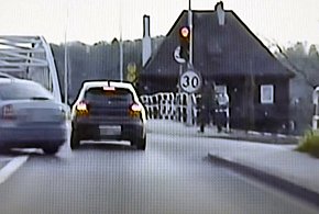 Był nazbyt niecierpliwy. Nie wiedział o nieoznakowanym radiowozie-45687