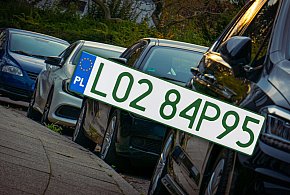 Tablice z zielonymi napisami na kolejnych autach. Nie chodzi o "elektryki"-45798