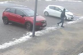 Przyjechał autem na komendę zbadać trzeźwość [Film]-46378