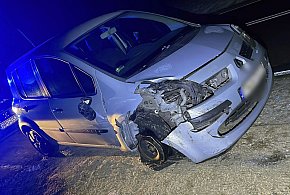 Rozbił się o stojące auta i odjechał-46384