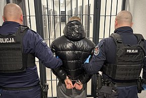 Nagrali film, jak bił 19-latka belką