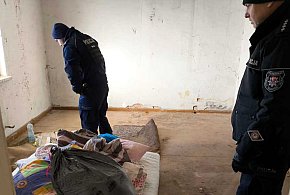 Leżał na gołej podłodze przykryty starym dywanem