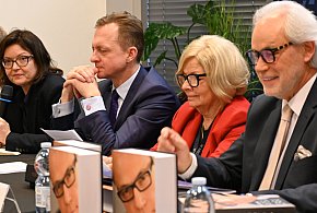 Senator Szejnfeld: "Dzieci nie kupi się w sklepie". A może bykowe pomoże?