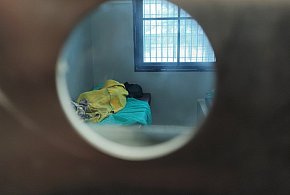 Schował się przed policjantami w cudzym mieszkaniu