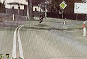 W Margoninie było o tym głośno! Motocyklowy pirat w areszcie. Co z radiowozem?