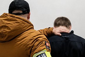 Poszukiwany listem gończym ukrył się pod podłogą