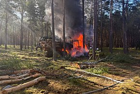 Ogień w lesie. Zapalił się forwarder
