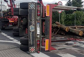 Skoki: Przewróciła się naczepa z drewnem