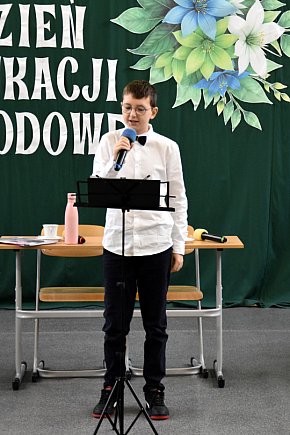 Dzień Edukacji Narodowej w SP w Strzelcach-2003