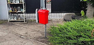 Widzisz taki pojemnik na cmentarzu. Oto, do czego służy-44087