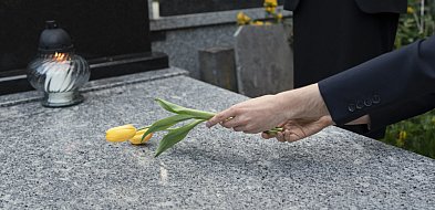 Seniorzy w Poznaniu mogą skorzystać z bezpłatnego porządkowania nagrobków-44232