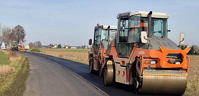 Kładą nowy asfalt na drodze Witrogoszcz - Luchowo-44777