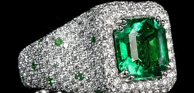 Harmonia na palcu: Dlaczego różowe złoto i szmaragd tworzą duet idealny?-44840