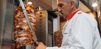 Precyzja w Fast Foodzie: Wybór i Konserwacja Noży Elektrycznych do Kebabu-44990