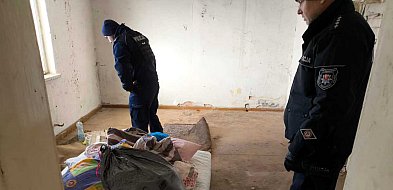 Leżał na gołej podłodze przykryty starym dywanem