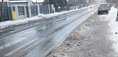 Breja z drogi na chodniku