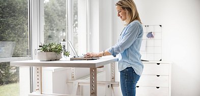Biurka z regulacją wysokości dedykowane kobietom! Ergonomia pracy dopasowana do...