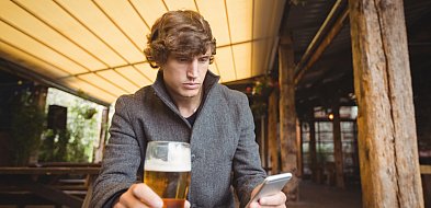 Cyfrowe uzależnienia a alkoholizm: czy scrollowanie i picie mają wspólny mechanizm