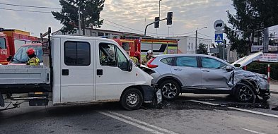 Wypadek na skrzyżowaniu. Jedna osoba w szpitalu