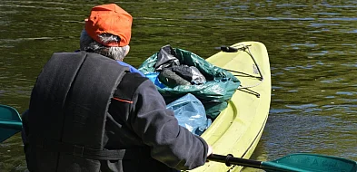 Spłyną 7 kilometrów Gwdą, sprzątając brzegi rzeki