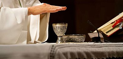 Ks. Raj: ksiądz z chorobą alkoholową może sprawować Eucharystię na moszczu winnym