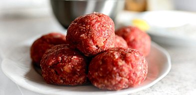 Groźna bakteria w mięsie. GIS pilnie wycofuje konkretną partię produktu