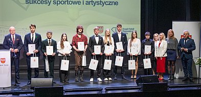 Maturzyści pożegnali rok szkolny. Starosta wręczył stypendia