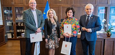 Gratulacje starosty z okazji jubileuszy pracy zawodowej