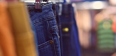 Spodnie męskie duże rozmiary – jak wybrać model, który zapewni wygodę i modny wygl