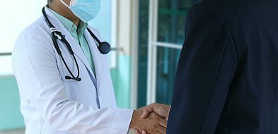 O zarobkach lekarzy, czyli nie wylewajmy medyków z kąpielą