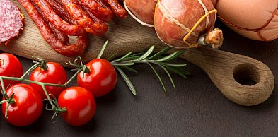 Tradycyjna masarnia – jak powstają wędliny bez kompromisów?