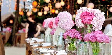 Wesele z dala od zgiełku miasta: dlaczego warto postawić na przyjęcie w urokliwej