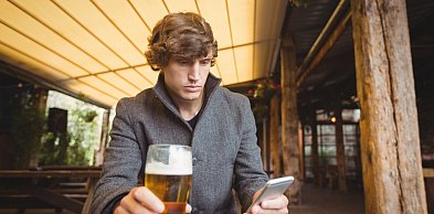 Cyfrowe uzależnienia a alkoholizm: czy scrollowanie i picie mają wspólny mechanizm