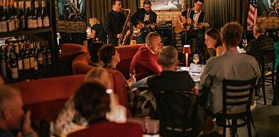 Planujesz weekend w Poznaniu? Odkryj miejsce, gdzie muzyka na żywo i świetne...