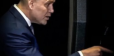 Wyszedł kibol z Karola, czyli jak Nawrocki z mocy swego urzędu o....ł dziennikarza