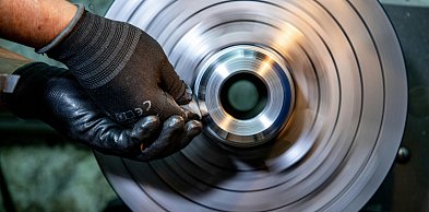 Jak uzyskać efekt lustra na stali nierdzewnej w elementach przemysłowych i dekorac