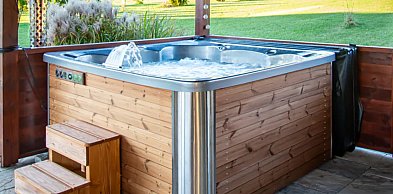 Szybkie porównanie: Najlepsze modele jacuzzi do małego ogrodu i na duży taras od J
