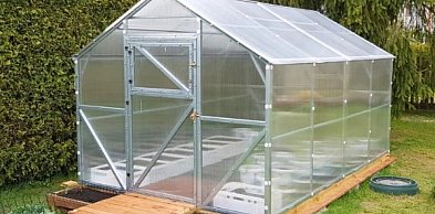 Co to jest szklarnia domek z poliwęglanu i czym różni się od konstrukcji łukowej?