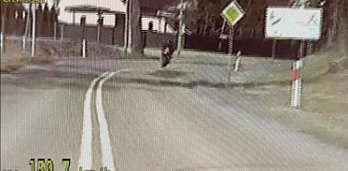 W Margoninie było o tym głośno! Motocyklowy pirat w areszcie. Co z radiowozem?