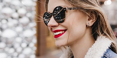 Okulary reklamowe – praktyczny gadżet firmowy na nadchodzącą wiosnę